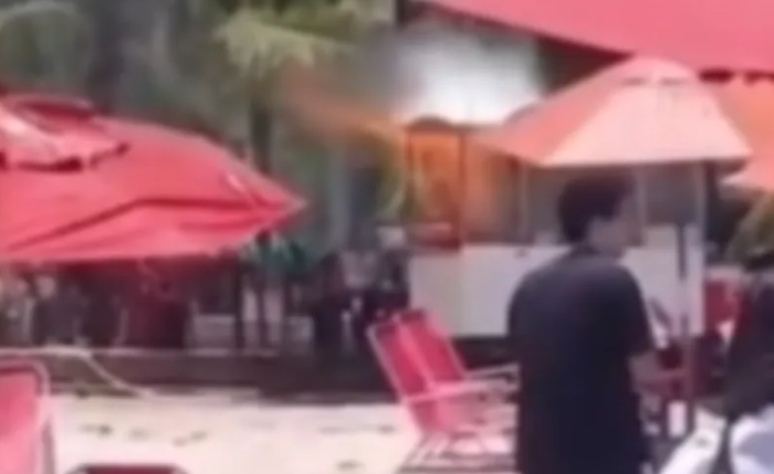 Barraca de ambulante pegou fogo na orla da Ponta Verde, em Maceió