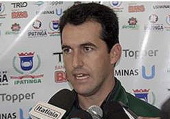 Gerente de futebol do CRB nega acerto com técnico Leonardo Condé