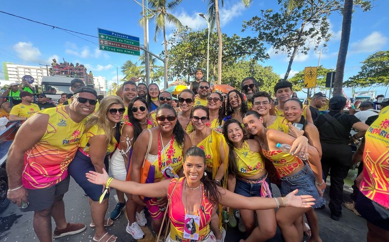 Pela 1ª vez na avenida, Paparico arrasta multidão ao som da banda Patusco