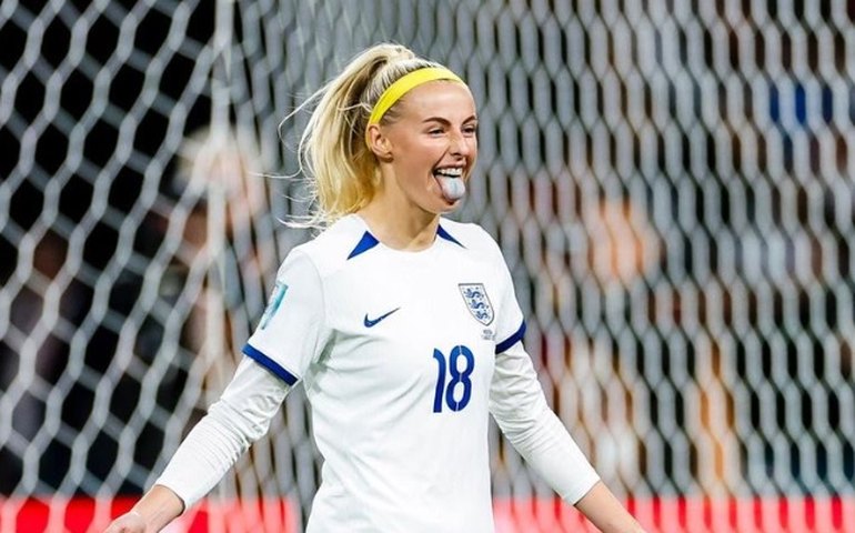 Quem é Chloe Kelly, jogadora inglesa que bateu marca da Premier League com pênalti a 111 km/h