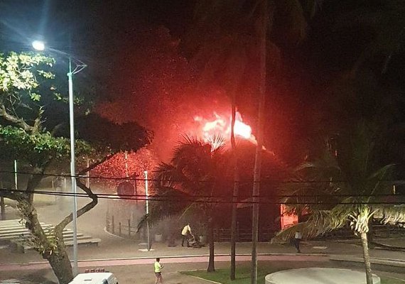 Barraca é destruída em incêndio de grandes proporções na orla de Jatiúca