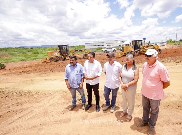 Prefeita Tia Júlia e secretário Júlio Cezar visitam obras de duplicação da BR-316 em Palmeira