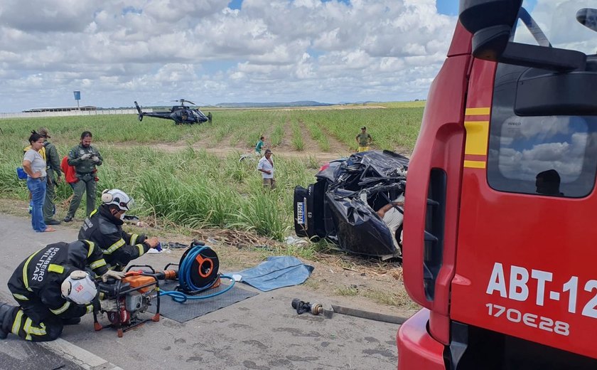 Acidente ﻿entre carro e carreta deixa um óbito preso às ferragens em Atalaia