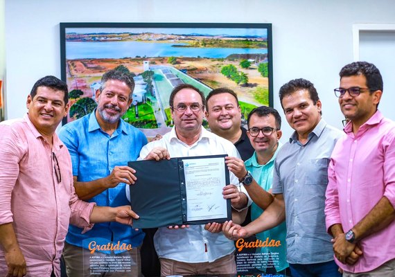 Com apoio de Arthur Lira, prefeito Luciano autoriza pavimentação de mais ruas em Canafístula