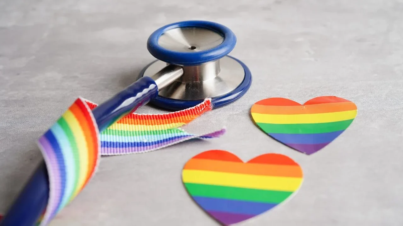 Por que a população LGBTQIAPN+ ainda enfrenta barreiras no SUS