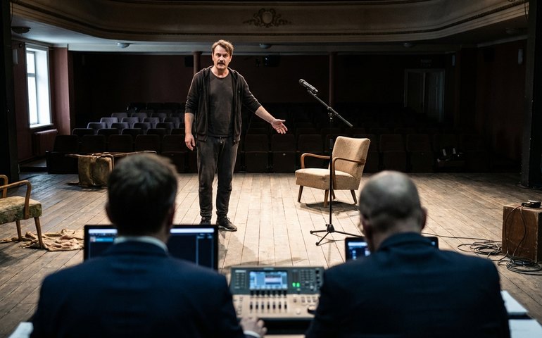 Chay Suede estreia no teatro em peça assinada por Felipe Hirsch e Caetano Galindo, que embaralha vida real e ficção: ‘Fiz desse encontro um divã’, diz artista