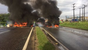Manifestantes bloqueiam trecho da BR-101 em Nossa Senhora do Socorro / Foto: Foto: Aline Aragão/TV Atalaia