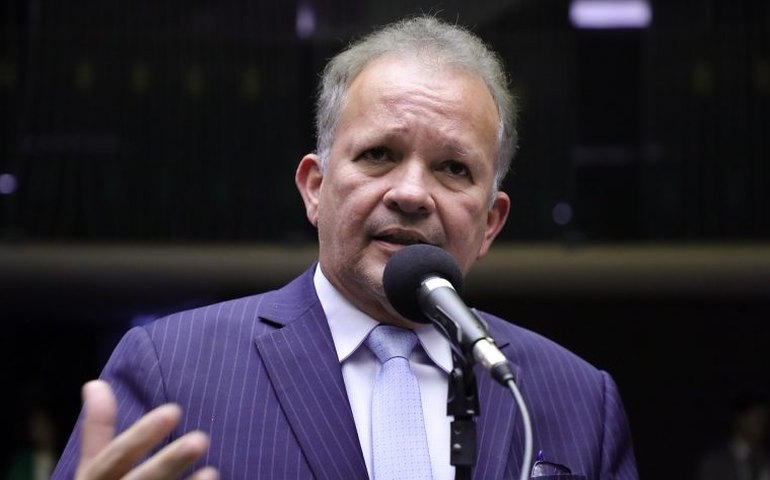 Relator do piso da assistência social insere observação sobre LOA em relatório