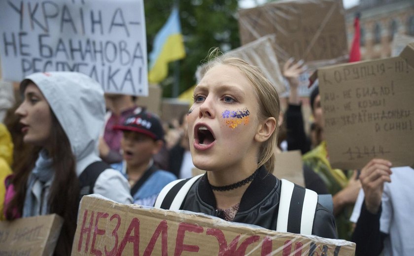 Moradores de Kiev protestam contra lei que restringe atuação de 2 agências anticorrupção na Ucrânia
