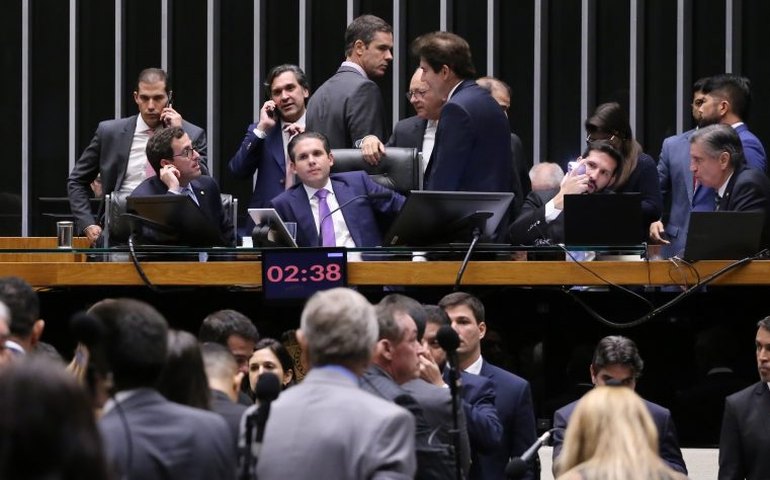 Votação de projeto sobre novo regime para bancos é adiada