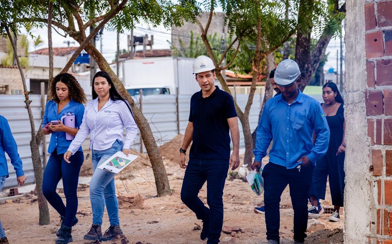 Vice-prefeito e titular da Seminfra vistoria obras de praças na parte alta de Maceió