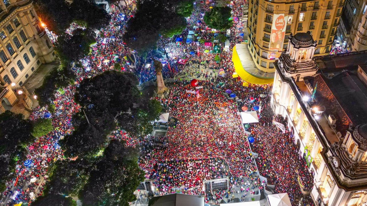 Bomba com fezes é lançada em evento com Lula no Rio