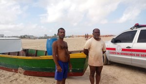 pescadores que tiveram a embarcação virada