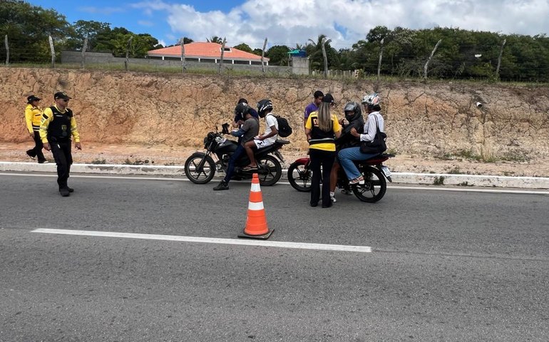 Ação educativa aborda mais de 100 motociclistas na Rota do Mar
