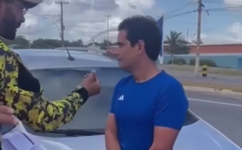 Deputado Lelo Maia tenta impedir apreensão de veículo em Blitz do DMTT em Maceió