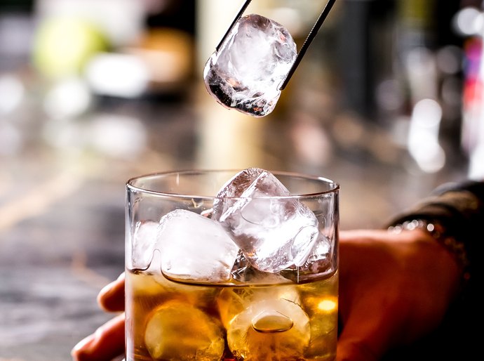 Adulteração de bebidas expõe bares a riscos criminais e de responsabilidade com consumidores