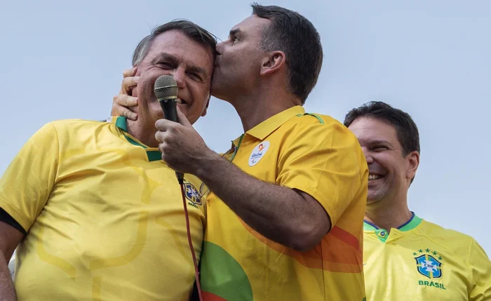 O ex-presidente Jair Bolsonaro, do PL e seu filho Flávio, senador pelo PL do RJ, durante ação de campanha para a eleição de 2024