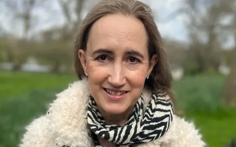 Morre Sophie Kinsella, autora de 'Os delírios de consumo de Becky Bloom', aos 55 anos