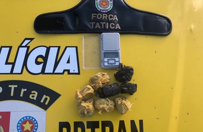 BPTran apreende adolescente em ponto de ônibus, com maconha e balança de precisão