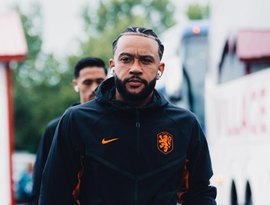 Torcida picha muros do clube e pede saída de Memphis: 'Salário de milhões, futebol de centavos'