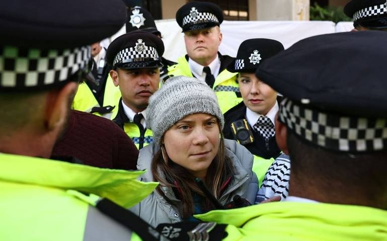 Ativista Greta Thunberg é presa em protesto contra a indústria de petróleo