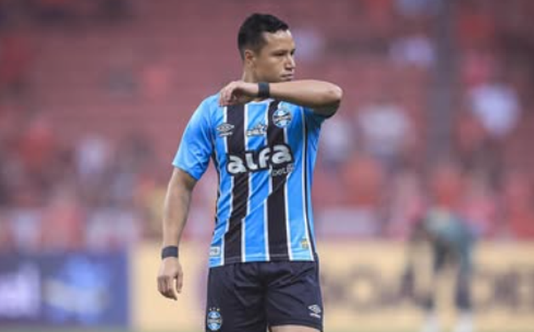 Marlon dispara contra arbitragem e CBF: 'O Grêmio está sendo roubado, prejudicado'