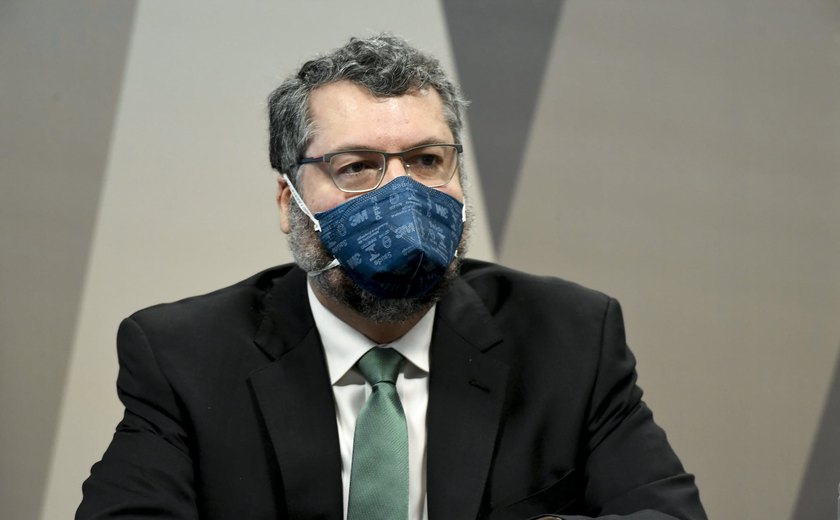 Araújo repete fórmula de Queiroga para se esquivar de perguntas sobre Bolsonaro
