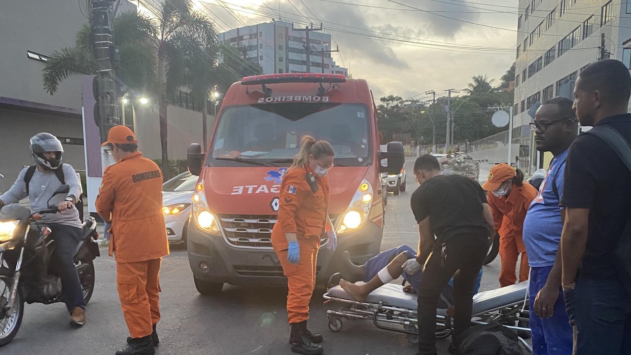 Colisão Carro x Moto: Corpo de Bombeiros atende ocorrência de trânsito em Mangabeiras, Maceió.