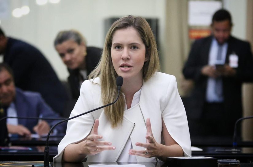 Cibele Moura reforça importância de projeto de câmeras de segurança, para proteger também professores e funcionários
