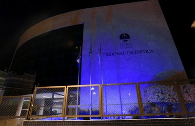TJAL ilumina edifício-sede de azul em campanha de conscientização sobre o câncer de intestino