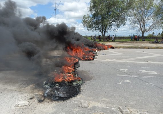 BR-104 é fechada por manifestantes no acesso ao Aeroporto Zumbi dos Palmares