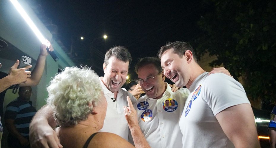 Daniel, Lucas e Luciano arrastam multidão pelas ruas do Manoel Teles, em Arapiraca
