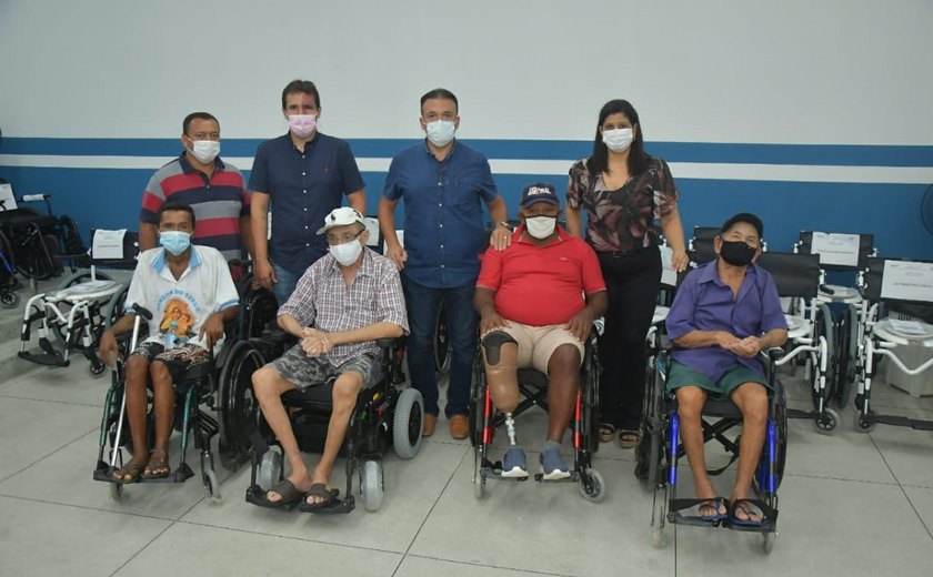 Prefeito Theobaldo Cintra entrega novas cadeiras de rodas em Major Izidoro