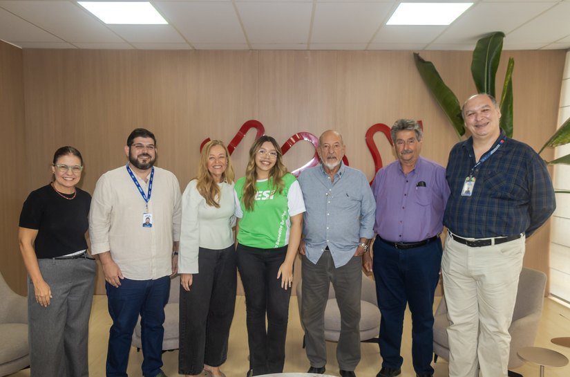 Presidente da Fiea recebe aluna do Sesi aprovada com bolsa para programa da Yale University