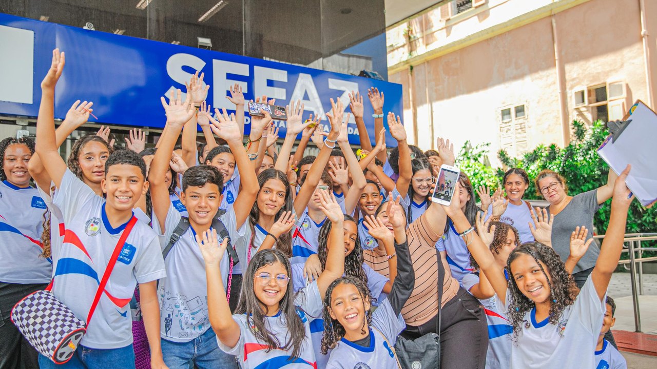 Alunos da escola Professor Mário Broad conhecem funcionamento da Sefaz