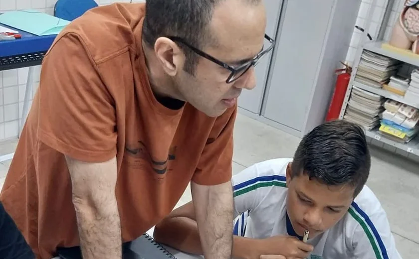 Professor de Arapiraca encabeça projeto para formação de jovens no universo do desenho