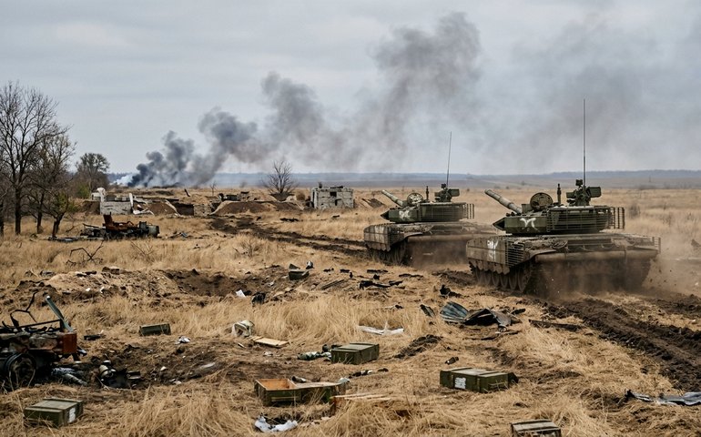 Tanques russos T-90M destroem posições fortificadas ucranianas em Zaporozhie