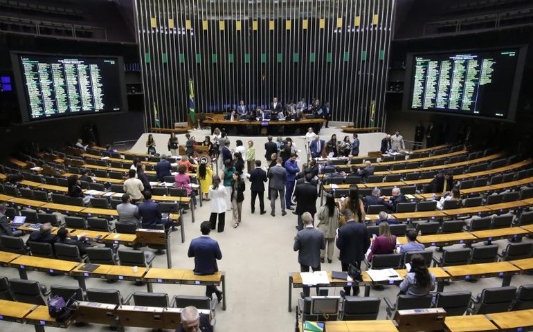 Câmara aprova texto que acaba com descontos de mensalidades associativas em benefícios do INSS