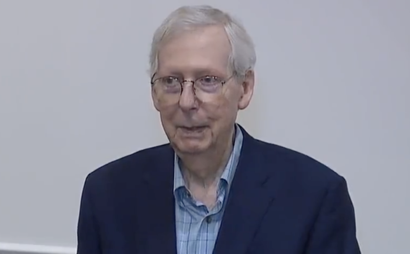 Mitch McConnell, senador republicano que 'congelou' em entrevistas, anuncia aposentadoria