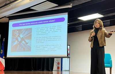 Ana Beatriz Barbosa aborda felicidade e saúde mental em palestra para colaboradores da UMC