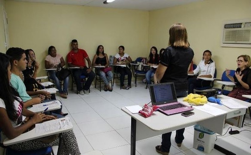 Secretaria ensina a elaborar rede de apoio e currículo para primeiro emprego