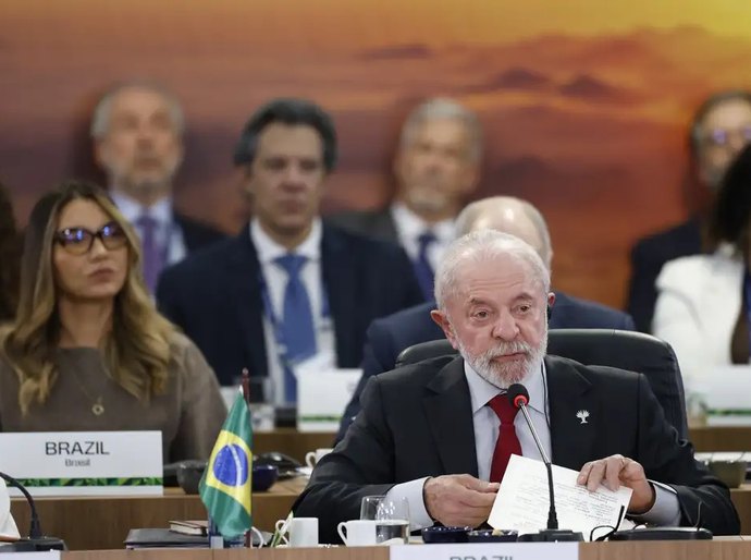 Lula critica incentivos financeiros ao setor de combustíveis fósseis