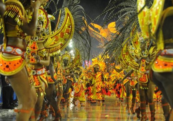 Chuva forte marca desfile das primeiras escolas do grupo especial na Sapucaí