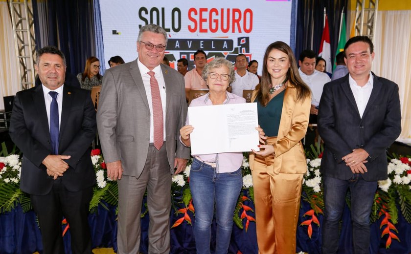 Famílias de Jundiá recebem escrituras de imóveis
