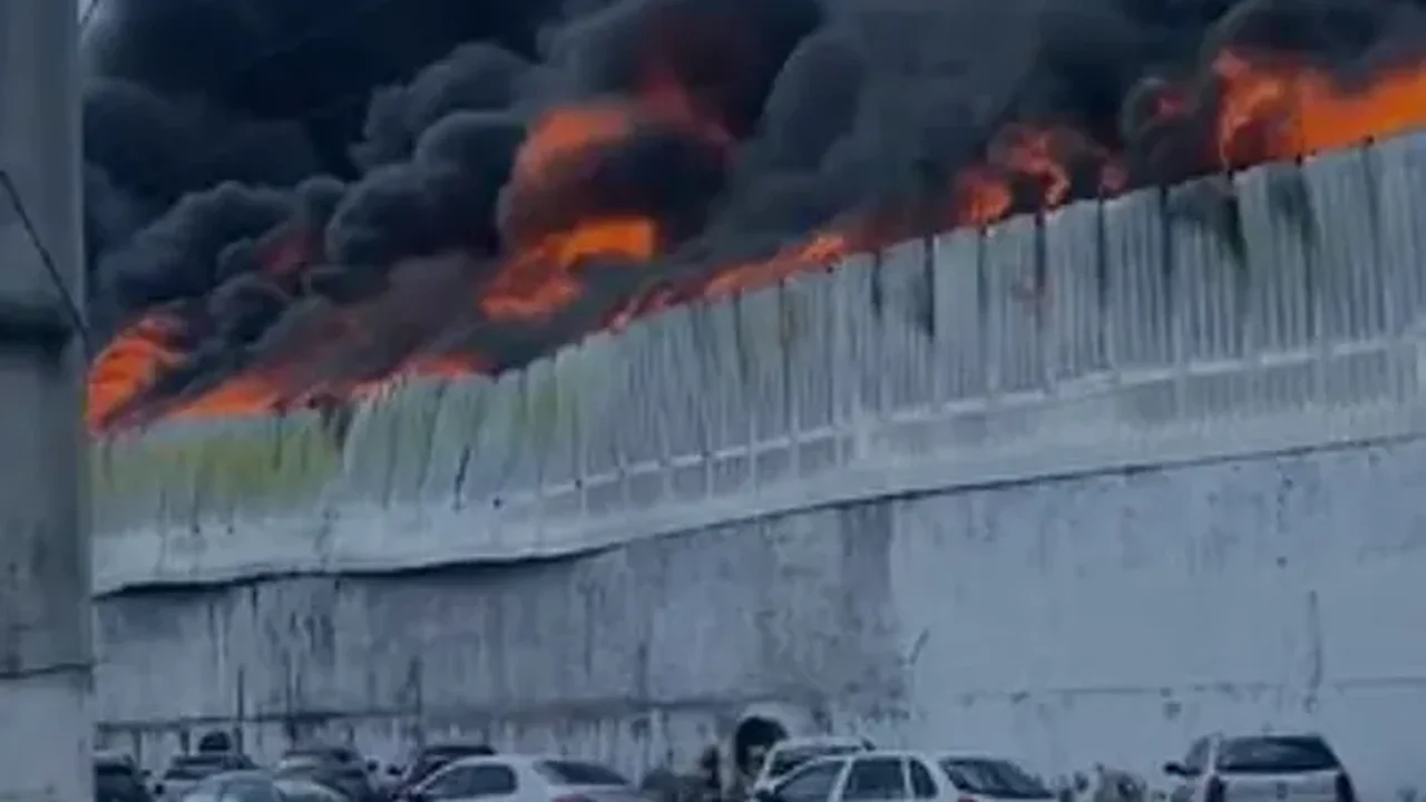 Fogo de grandes proporções atinge fábrica no Distrito Industrial de Maceió