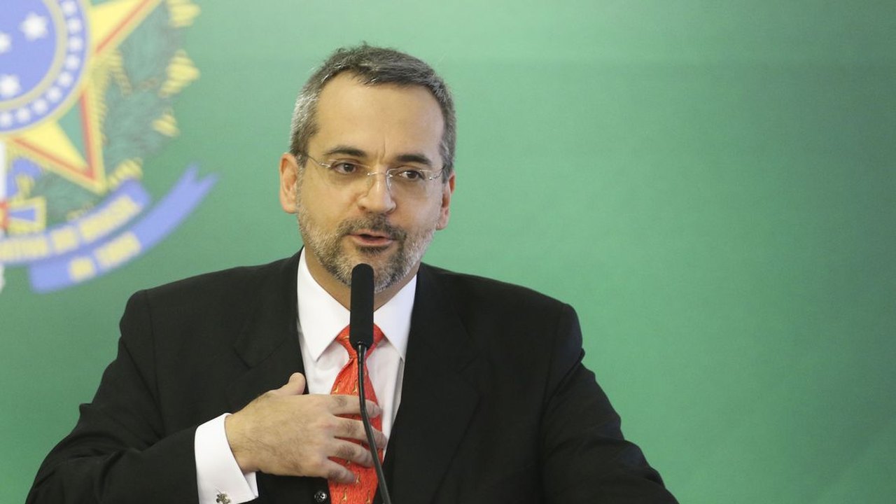 Weintraub anuncia prorrogação do prazo de inscrição do Enem até dia 27
