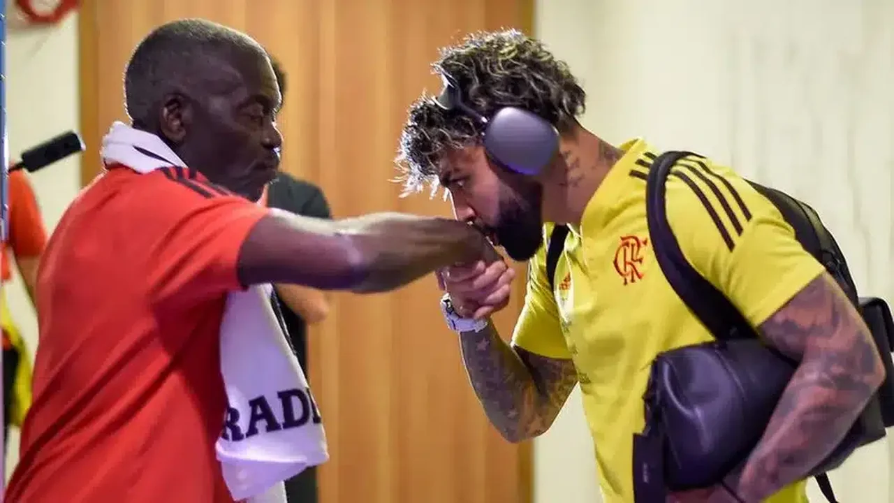 Ex-massagista do Flamengo, Denir recebe homenagem de jogadores que passaram pelo clube
