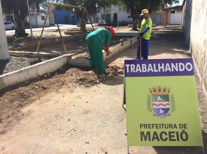 Serviços da Prefeitura de Maceió recuperam praça no Santos Dumont