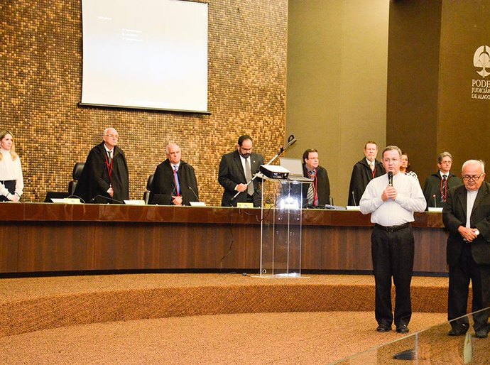 Rosa Albuquerque participa de homenagem ao desembargado James