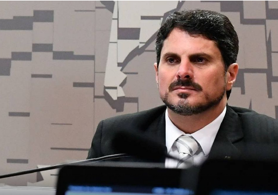 Marcos do Val é levado pela PF para colocar tornozeleira eletrônica após descumprir ordem do STF